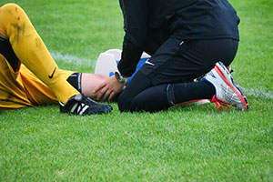 Gerade bei Ballsportarten und Kontaktsport kann es häufig zu Gelenkverletzungen kommen.
