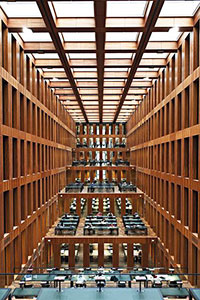Viele Bibliotheken bieten eine beeindruckende Atmosphäre, wie hier die Grimm Bibliothek der HU Berlin