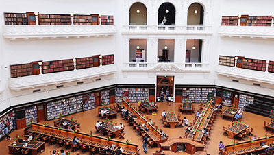 Große Bibliotheken wie hier in Melbourne bieten eine enorme Auswahl an Lehrbüchern für die Studenten