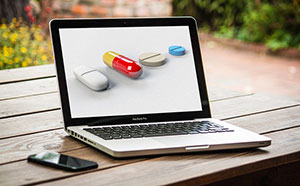 Online Apotheken bieten Arzneimittel oft deutlich günstiger an als normale Apotheken.