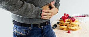 Lebensmittelunverträglichkeiten zeigen sich oft schnell nach dem Essen durch Bauchschmerzen, Blähungen und Völlegefühl.